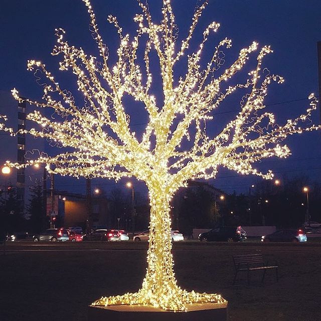Large Pre-Lit Tree